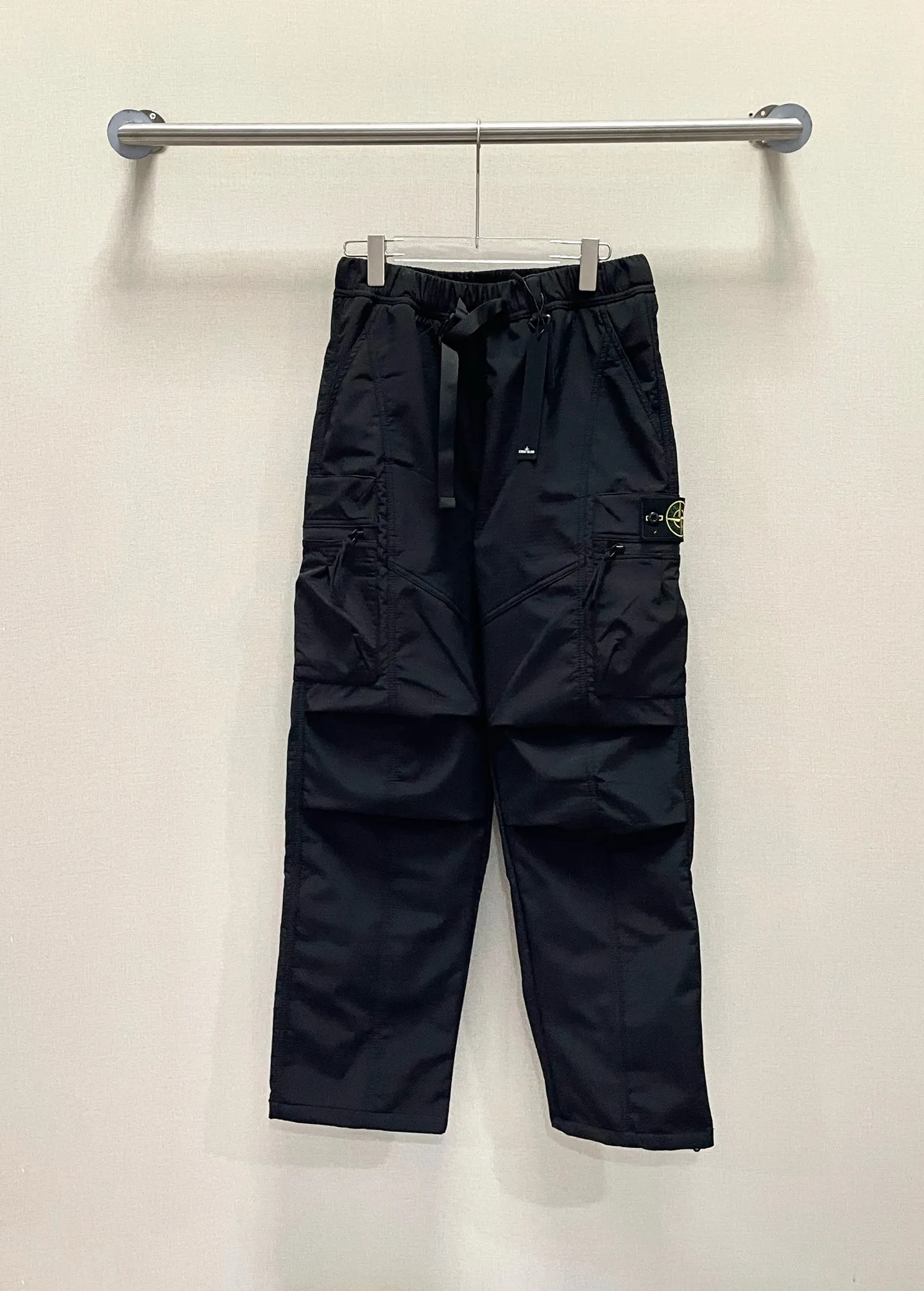 P280 Stone Island/Stone Island badge velvet casual workwear straight pants. Velvet style. Good warmth in autumn and winter. Original quality. Must buy in winter. Variable leg version. The upper body is very simple, handsome and stylish. It is for men and women. The micro-elastic texture is very soft and comfortable. The upper body is super versatile and can be worn by anyone. The loose version is suitable for all kinds of figures. I like to wear it quickly. Color: black, army green, dark gray, apricot
